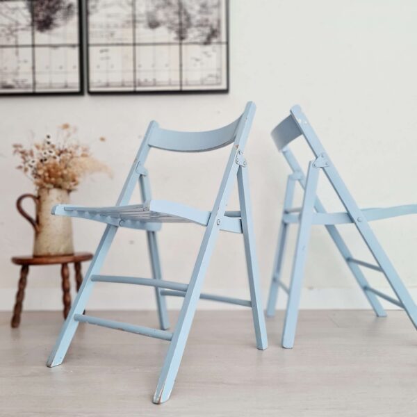 Chaises pliantes anciennes bleues