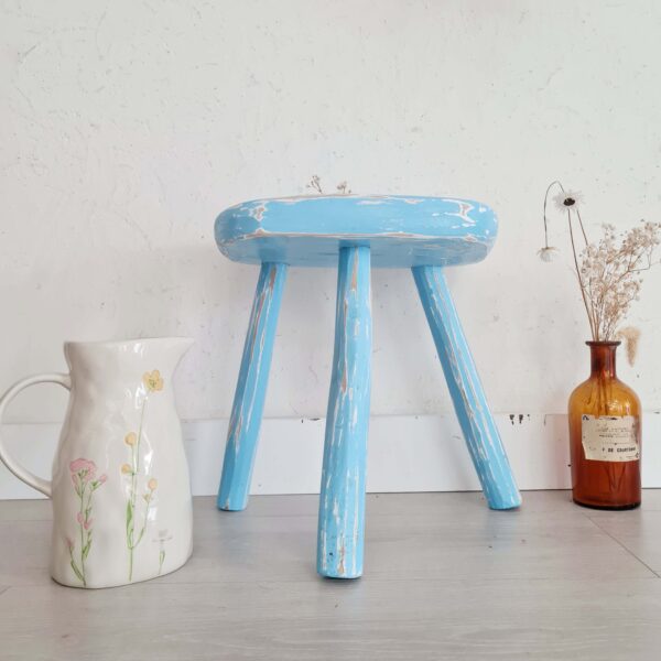 Tabouret ancien tripode bleu