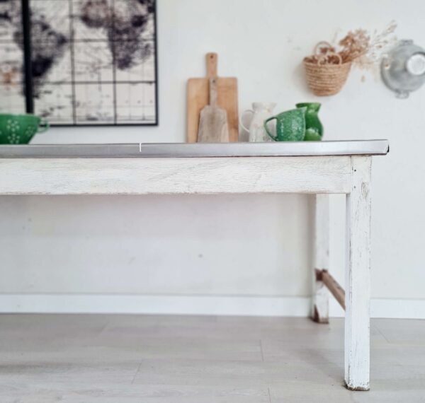 Table de métier bois blanc patiné et zinc