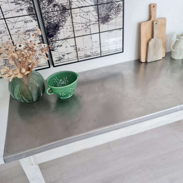 Table de métier bois blanc patiné et zinc