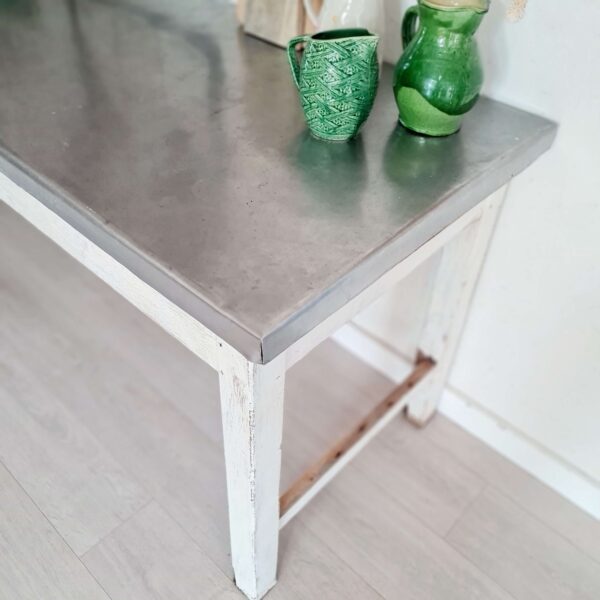 Table de métier bois blanc patiné et zinc