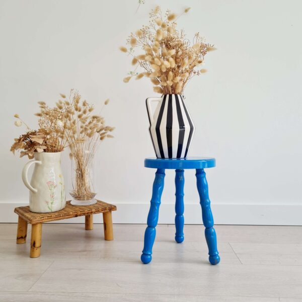 Tabouret ancien tripode bois bleu