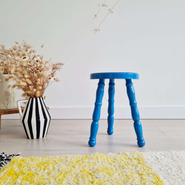 Tabouret ancien tripode bois bleu